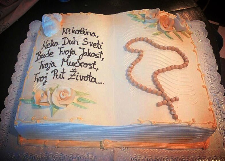 Torta za krizmu otvorena knjiga sa brončanom krunicom (540) (20 porcija)