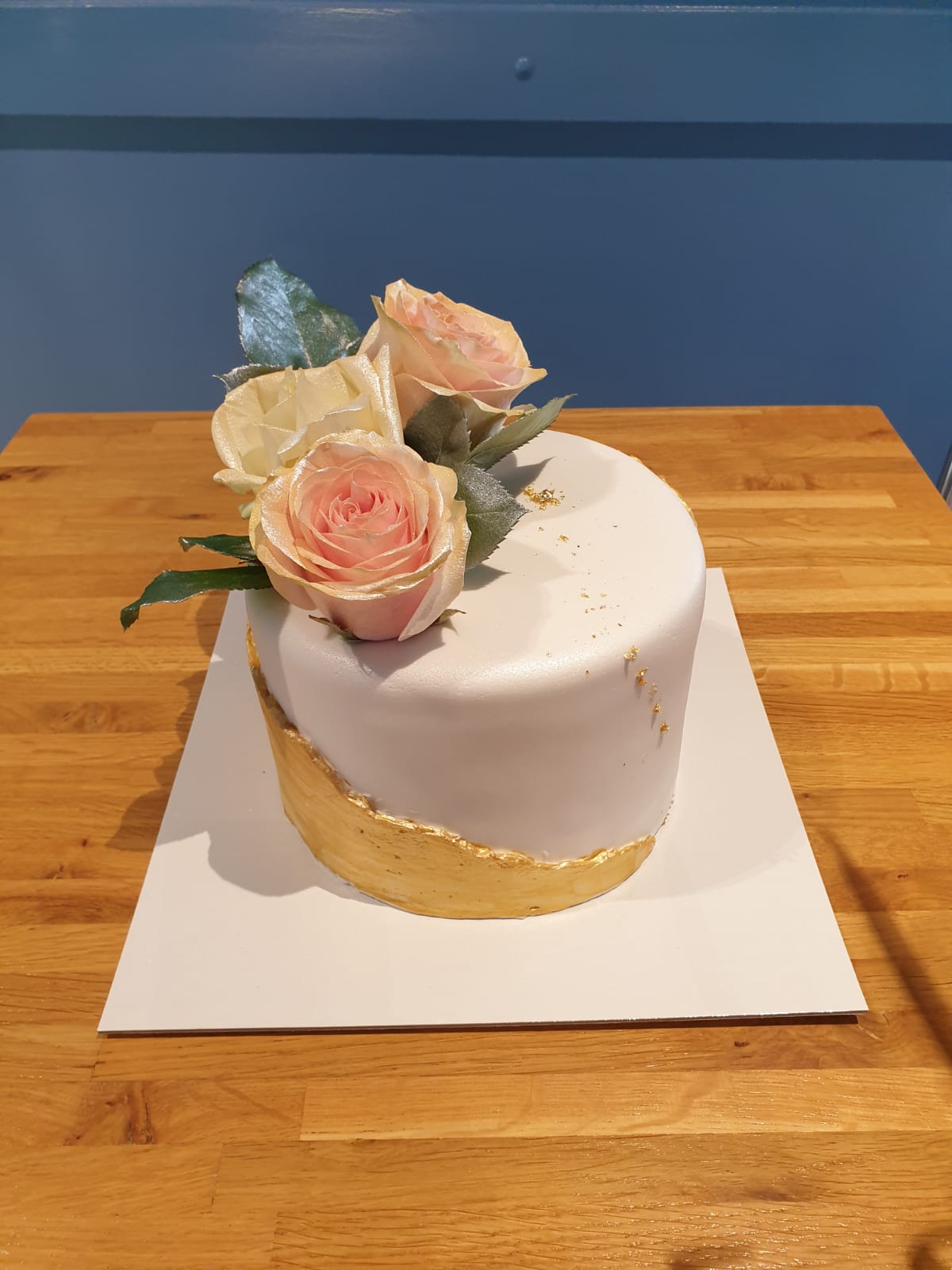 Torta za pričest ili krizmu zlatno bijela sa ružama 1 (574)