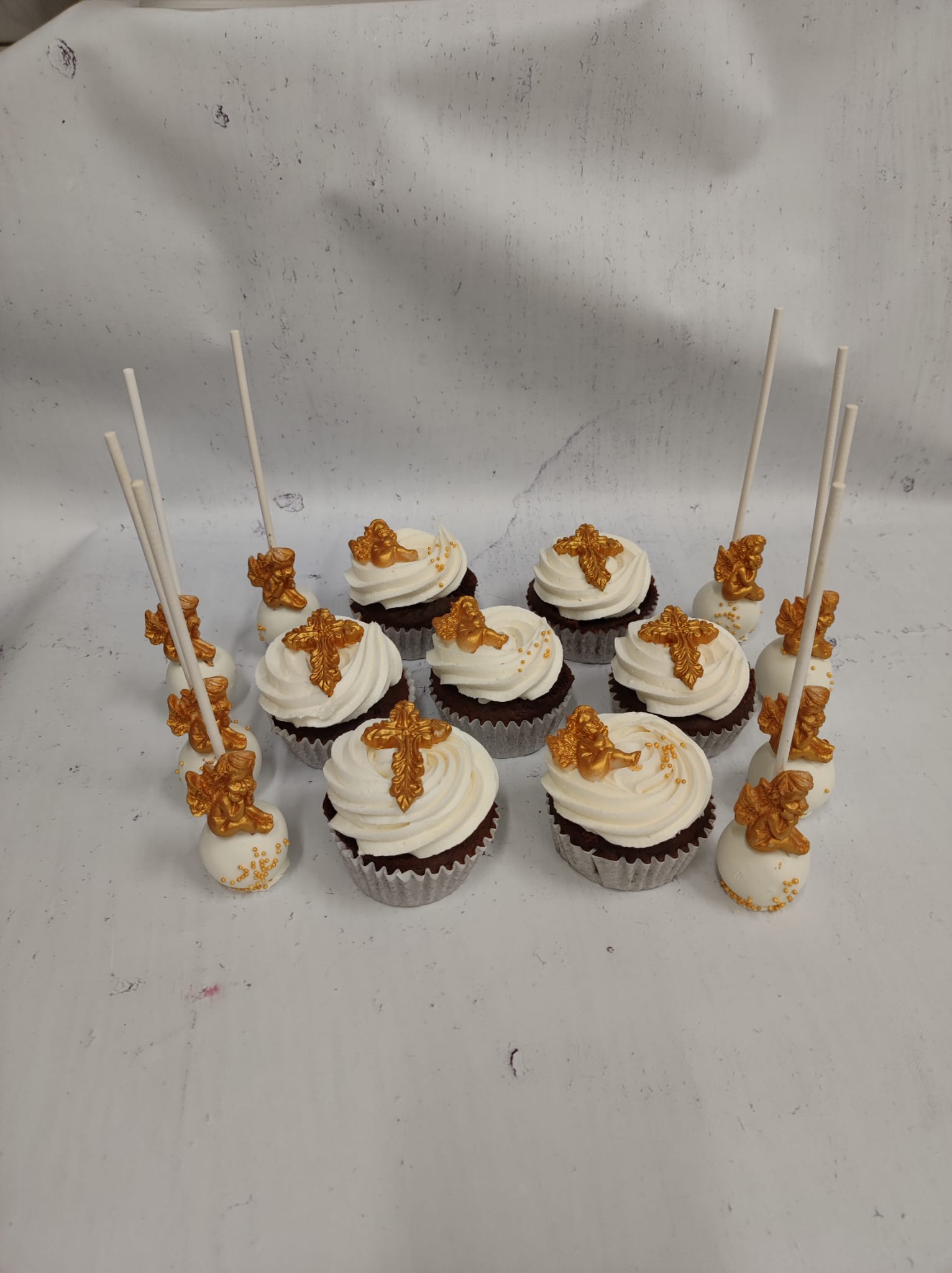 Cake popsi i cupcakesi sa anđelima (732)