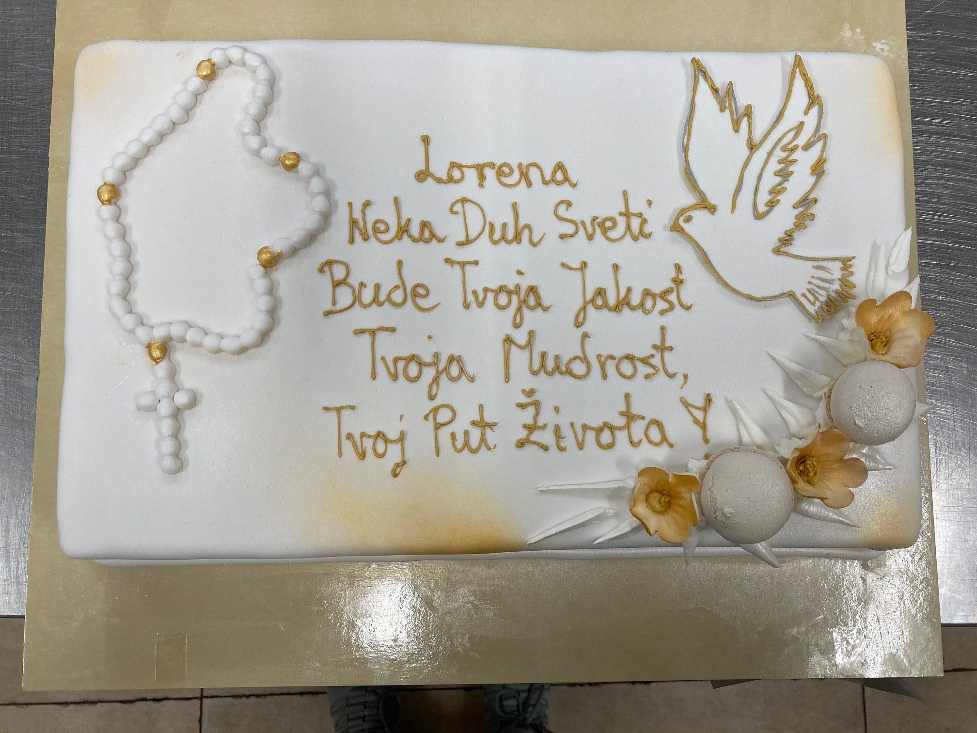 Torta za krizmu, golubica, krunica, bijelo zlatni dizajn i macaronsii cvijeće 2 (569) (20 porcija)