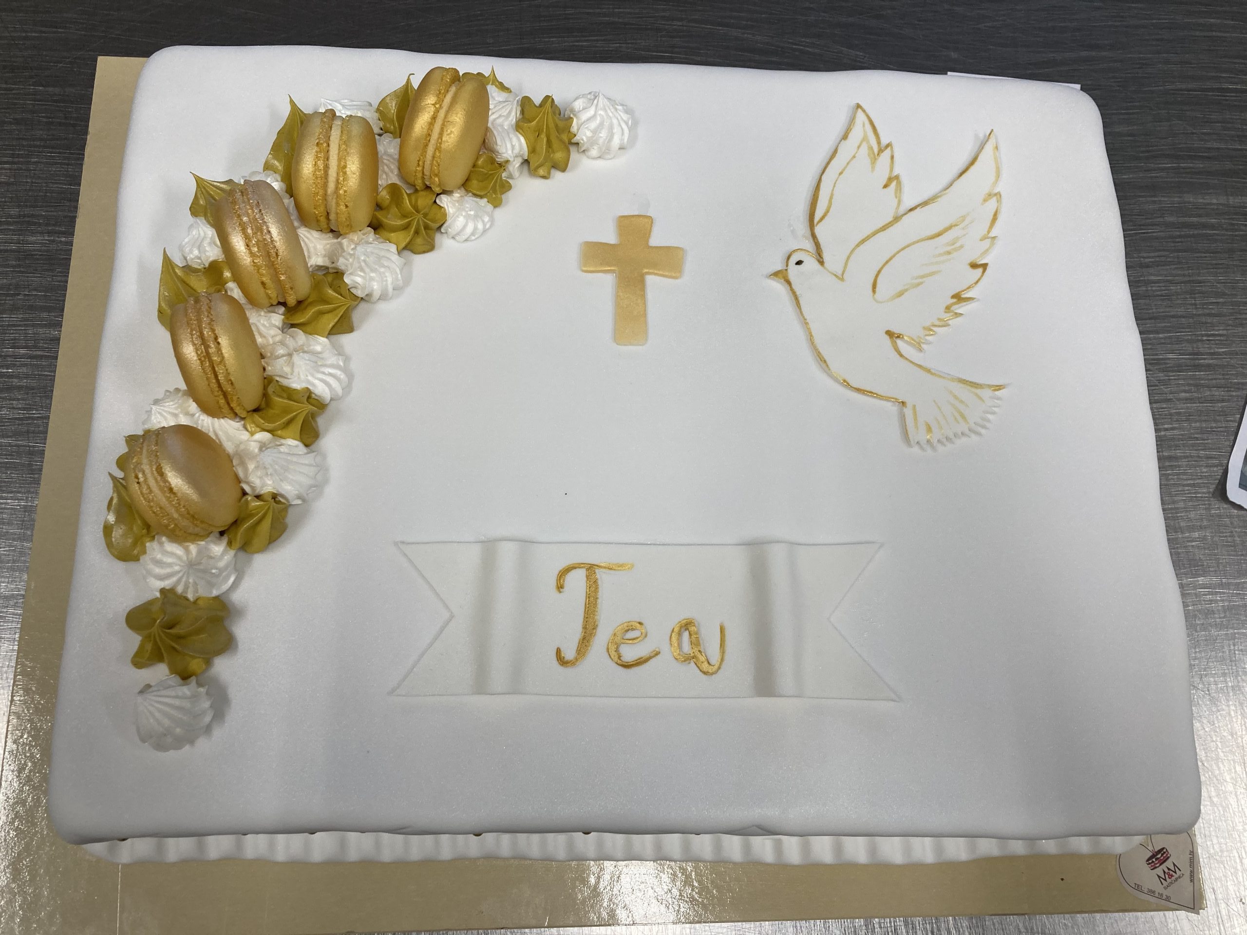 Torta za krizmu sa zlatnom golubicom, križem i macaronsima (534) (20 porcija)