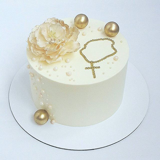 Torta za pričest sa krunicom, perlice i zlatne kuglice (575) (16 porcija)