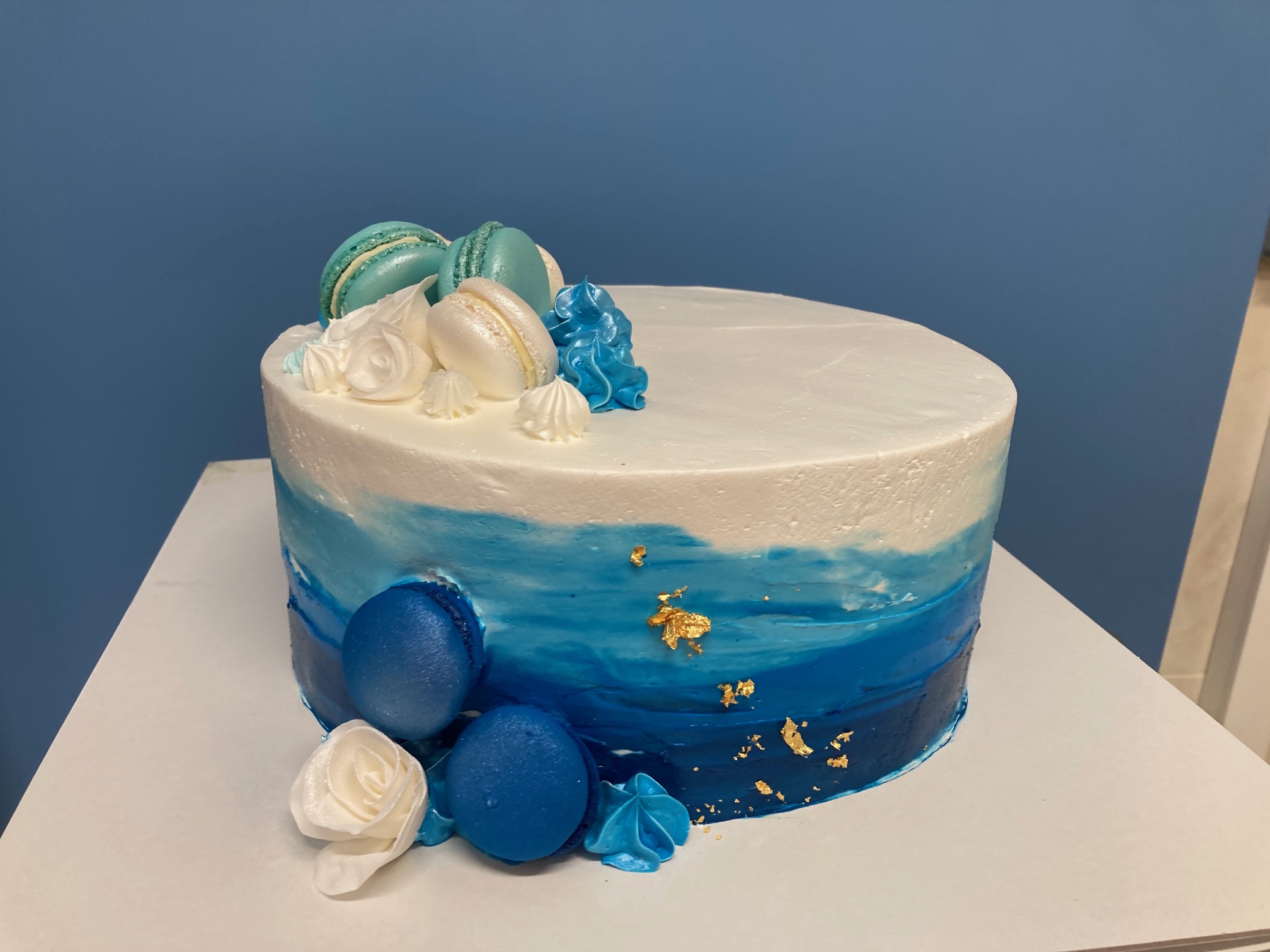 torta za pričest ili krizmu ombre plava macaronsi (504)