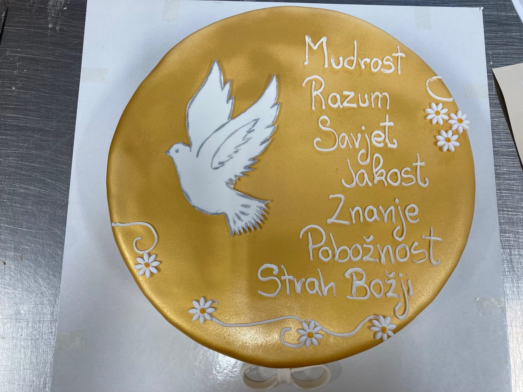 Torta za krizmu zlatni dizajn, sedam darova Duha Svetog (562) (20 porcija)