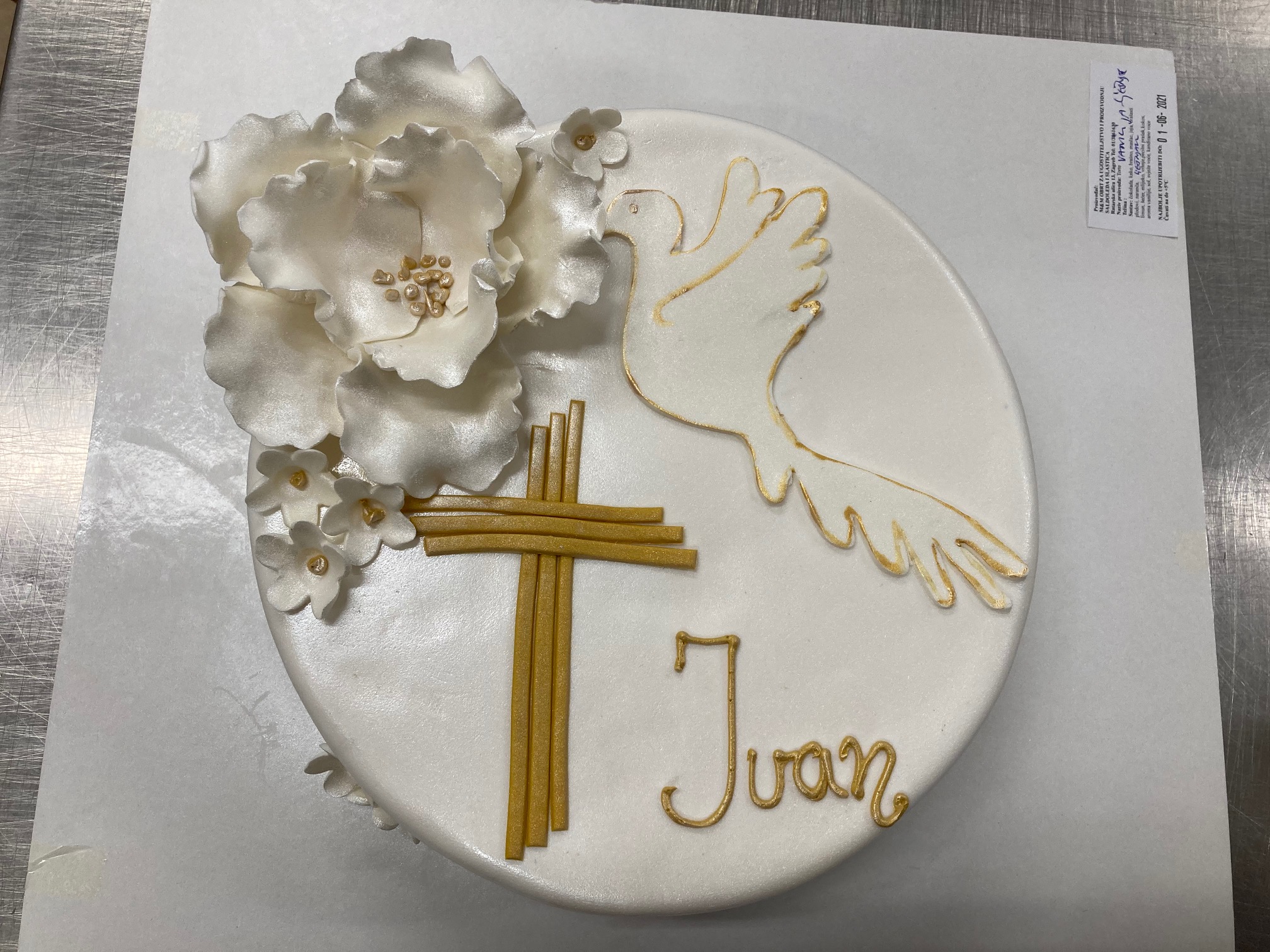 Torta za krizmu sa golubicom, zlatnim pletenim križem i cvjetovima bijelim 2 (565) (16 porcija)